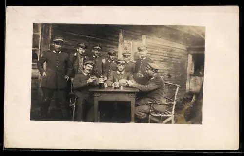 Foto-AK Soldaten spielen am Tisch Karten