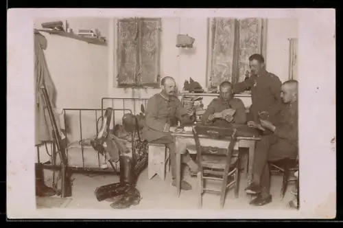 Foto-AK Soldaten spielen am Tisch Karten