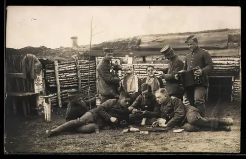 Foto-AK Soldaten bei der Rasur und beim Kartenspiel