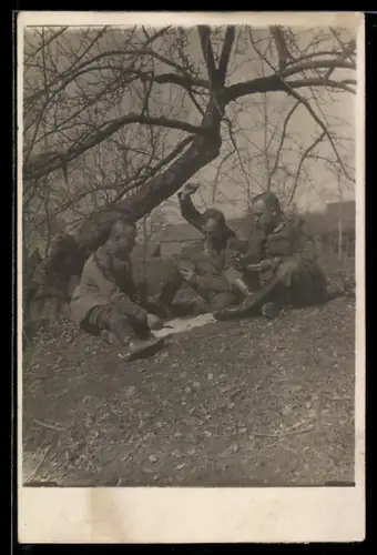 Foto-AK Drei Soldaten auf der Wiese beim Kartenspiel