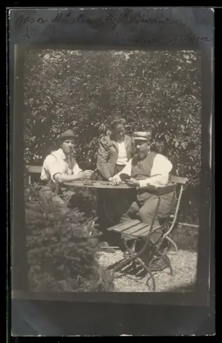 Foto-AK Männer spielen am Tisch Karten