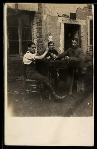 Foto-AK Drei Soldaten spielen am Tisch Karten