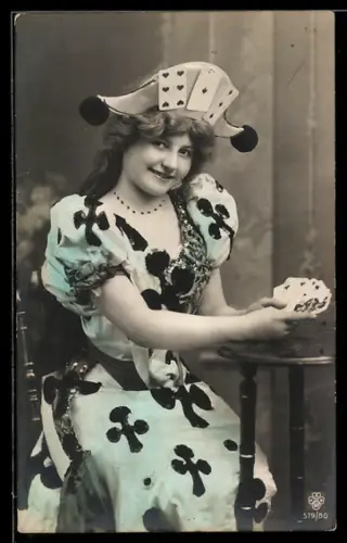 AK Junge Frau mit Spielkarten in der Hand