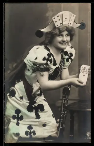 AK Junge Frau mit Spielkarten in der Hand