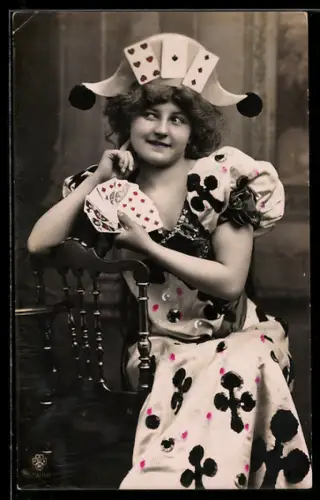 AK Junge Frau mit Spielkarten in der Hand