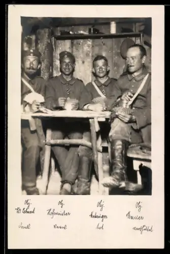 Foto-AK Vier Soldaten am Tisch beim Kartenspiel