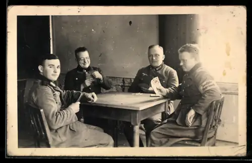 Foto-AK Soldaten der Wehrmacht und Kombattant mit Armbinde Deutsche Wehrmacht beim Kartenspiel