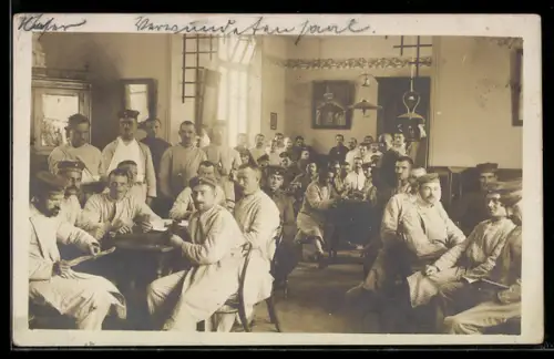 Foto-AK Rekonvaleszenten in einem Lazarett beim Kartenspielen