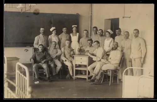 Foto-AK Rekonvaleszenten in einem Lazarett beim Kartenspielen