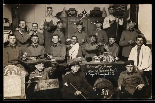 AK Infanterie-Soldaten der Stube 15 beim Kartenspiel und Biertrinken