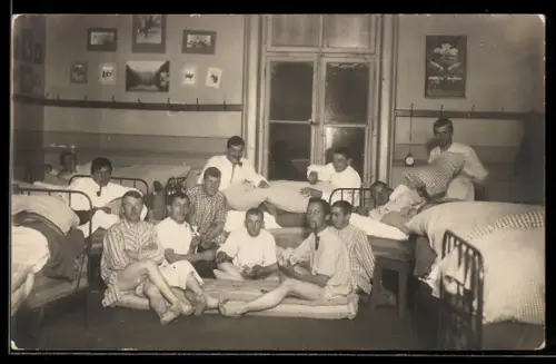 AK Rekonvaleszenten in einem Lazarett-Schlafsaal beim Kartenspiel