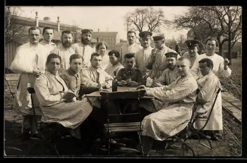 Foto-AK Rekonvaleszenten in einem Garten beim Kartenspielen