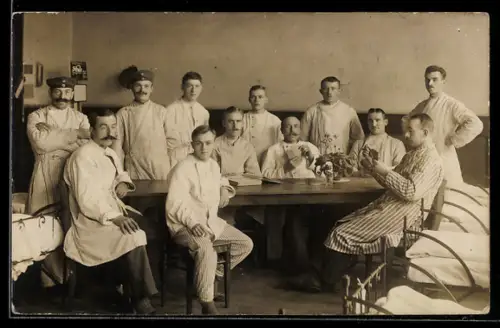 Foto-AK Rekonvaleszenten in einem Lazarett-Schlafsaal beim Kartenspielen