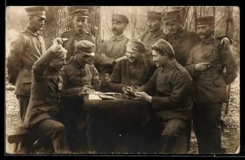 Foto-AK Soldaten vom Infanterie-Regiment Nr. 82 beim Kartenspiel, 2 mit Band /Feldspange zum EK II 1914
