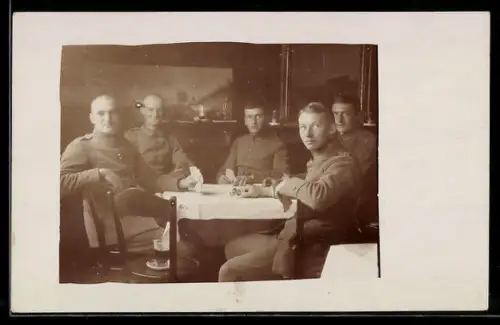 Foto-AK Gefreite im Dienstzimmer beim Kartenspiel