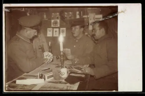 Foto-AK Infanterie-Soldaten im Unterstand beim Kartenspielen