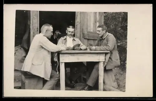 Foto-AK Soldaten vor einer Baracke beim Kartenspiel, 1917