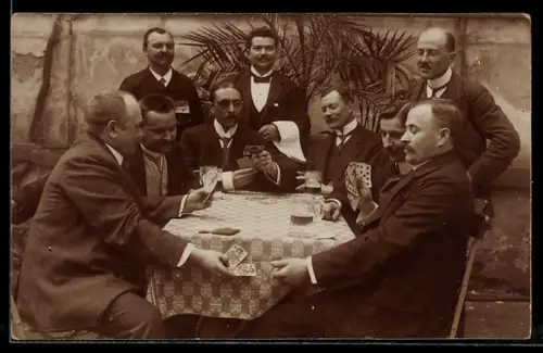 Foto-AK Herrengesellschaft im Garten beim Kartenspielen