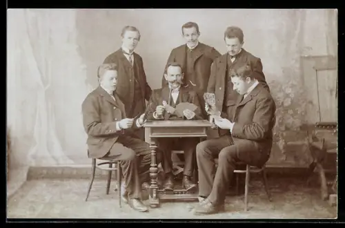 Foto-AK sechs Herren in Anzug mit Kartenspiel