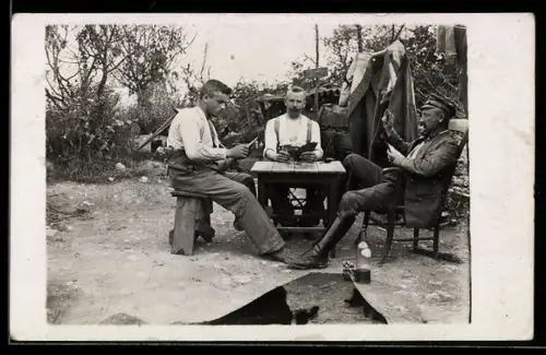 Foto-AK Dienstfreie Soldaten beim Kartenspiel
