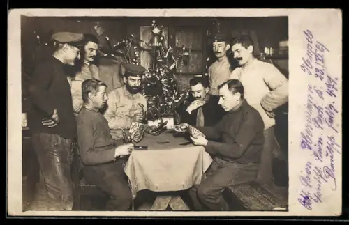 Foto-AK Soldaten in einer Baracke zu Weihnachten beim Kartenspiel