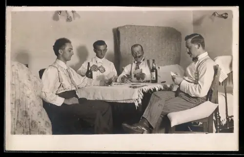 Foto-AK Herrengesellschaft beim Kartenspiel