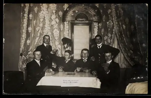 Foto-AK Junge Männer beim Kartenspielen