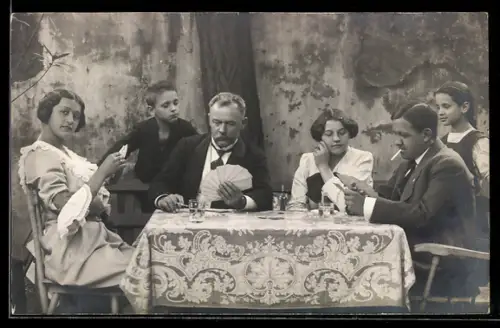 Foto-AK Frauen und Männer beim Kartenspiel