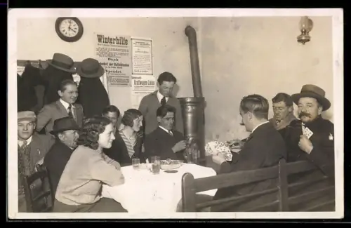 Foto-AK Gesellschaft beim Kartenspielen, Plakate Wienerwald-Kraftwagenlinien und Winterhilfe