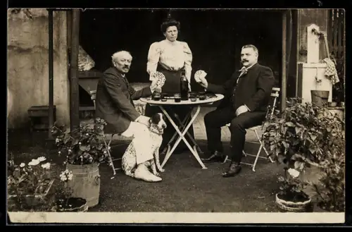 AK Zwei Männer in einem Garten beim Kartenspiel