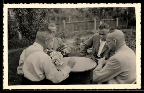AK Herrengesellschaft im Garten beim Kartenspielen