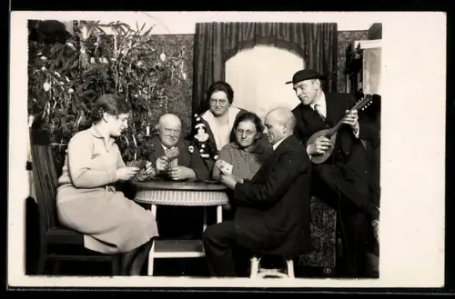 Foto-AK Frauen und Männer zu Weihnachten beim Kartenspiel