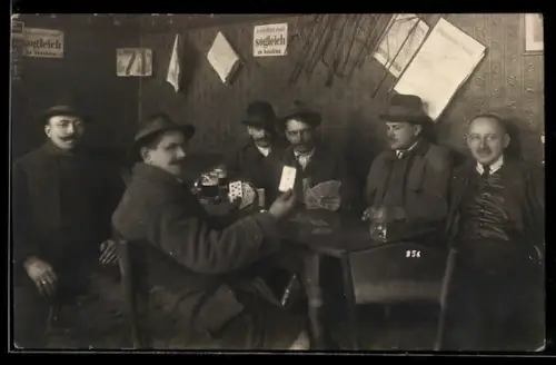 Foto-AK Männer in einem Wirtshaus beim Kartenspiel