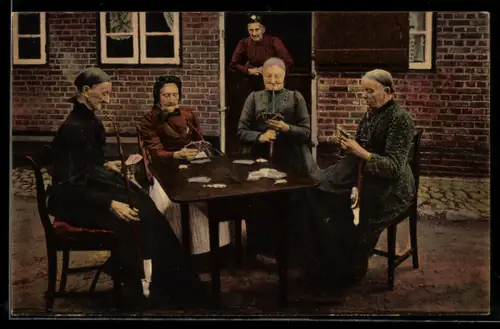 AK Kudensee, Alte Frauen beim Kartenspiel mit Pfeifen