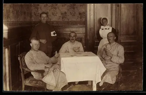 Foto-AK Rekonvaleszenten mit Sanitäter beim Kartenspiel, 1917