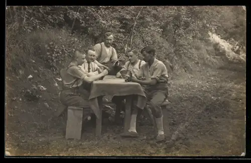 Foto-AK Junge Männer in einem Hohlweg beim Kartenspielen