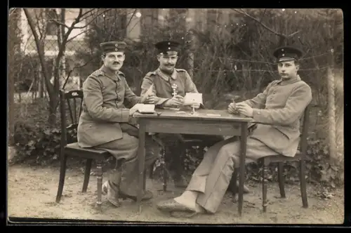 Foto-AK Drei Soldaten vom Infanterie-Regiment Nr. 79 beim Kartenspiel, 1 Gefreiter mit 2 Ehrenzeichen