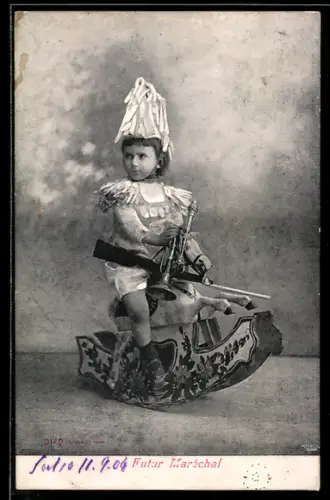 AK Junge reitet mit Gewehr auf seinem Schaukelpferd