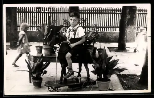 AK Junge in Lederhose reitet auf seinem Schaukelpferd
