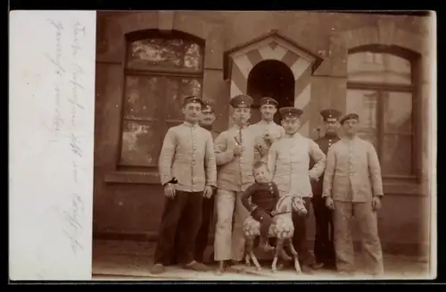 AK Junge mit Schaukelpferd im Kreise der Soldaten an ihrem Wachposten