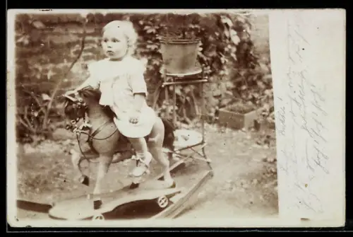 AK Mädchen reitet auf seinem Schaukelpferd im Hof