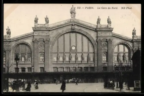 AK Paris, La Gare du Nord avec ses statues imposantes et passants devant l`entrée principale