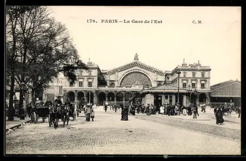 AK Paris, La Gare de l`Est avec calèches et passants animés