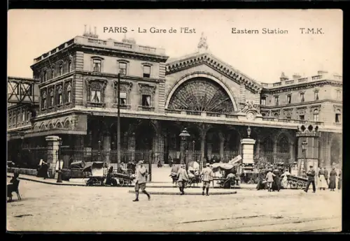 AK Paris, La Gare de l`Est avec passants et calèches à l`avant-plan