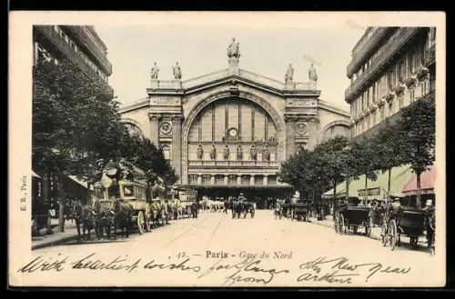 AK Paris, Gare du Nord et calèches sur la rue animée