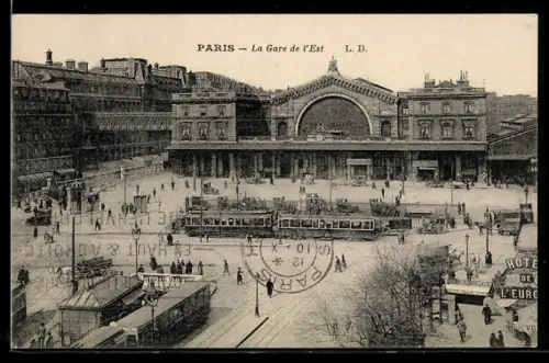 AK Paris, La Gare de l`Est avec tramways et foule animée sur la place