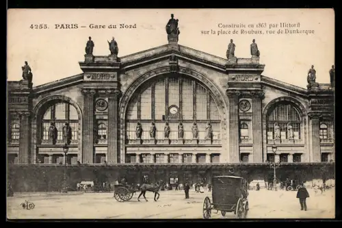 AK Paris, Gare du Nord avec calèches et passants