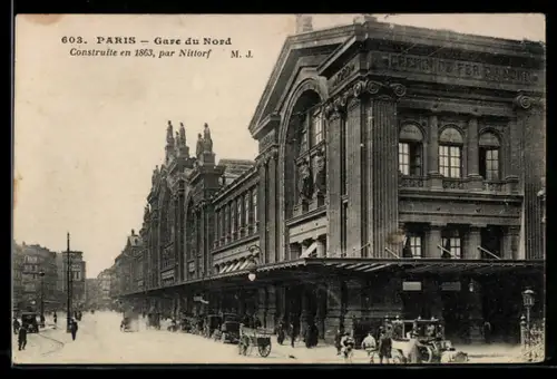 AK Paris, Gare du Nord construite en 1863 par Nittorff, vue de la facade avec voitures à cheval