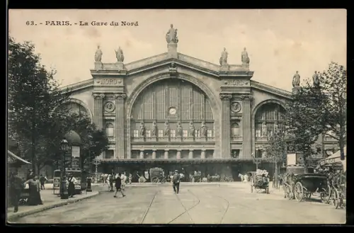 AK Paris, La Gare du Nord avec voitures et piétons devant la facade majestueuse