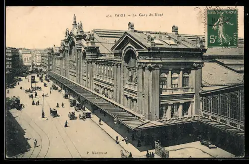 AK Paris, La Gare du Nord et la rue animée avec calèches et passants